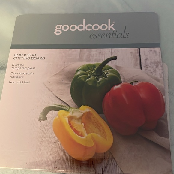 NEW- tempered glass, cutting board 
Perfect for charcuterie, nonskid feet - Picture 4 of 7